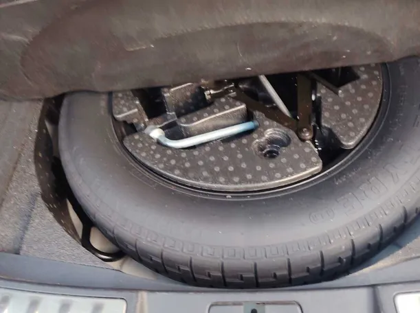 Car image 30