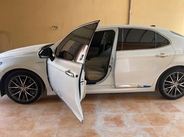 Car image 12