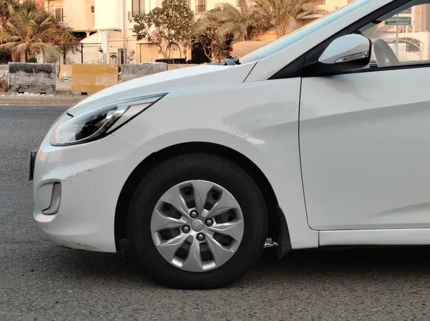 Car image 9