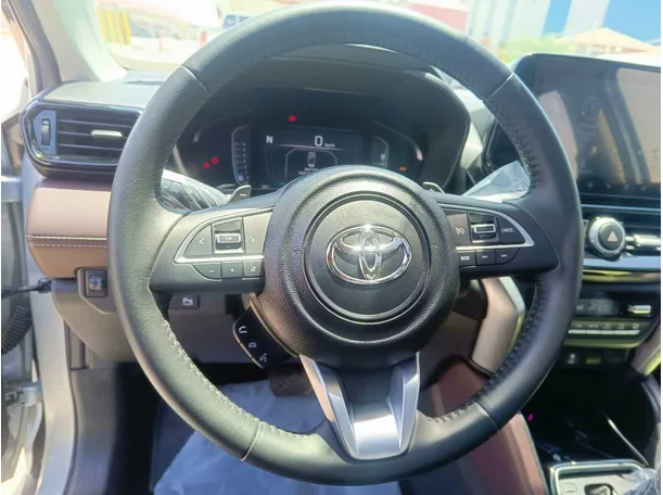 Car image 25