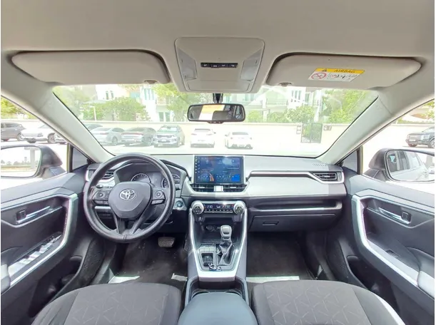 Car image 14