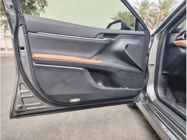 Car image 10