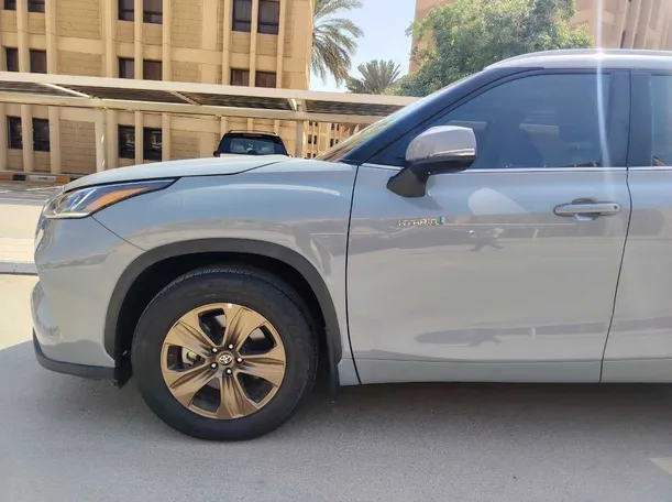 Car image 9