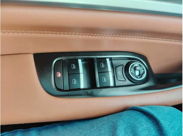 Car image 35