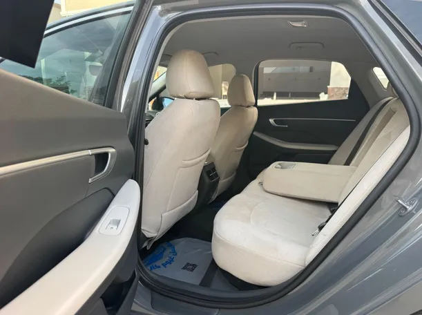 Car image 13