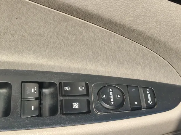 Car image 30