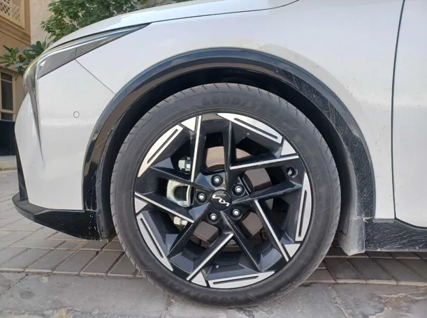 Car image 9