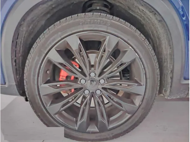 Car image 12
