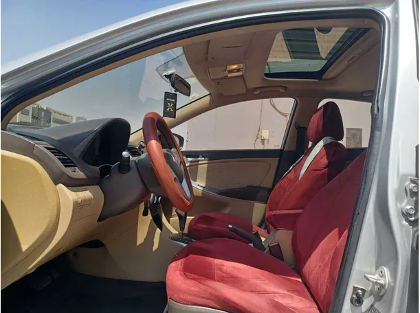 Car image 12