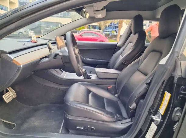 Car image 12