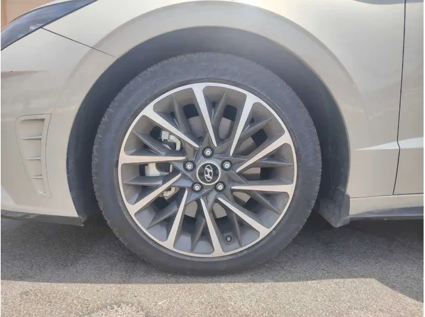 Car image 9