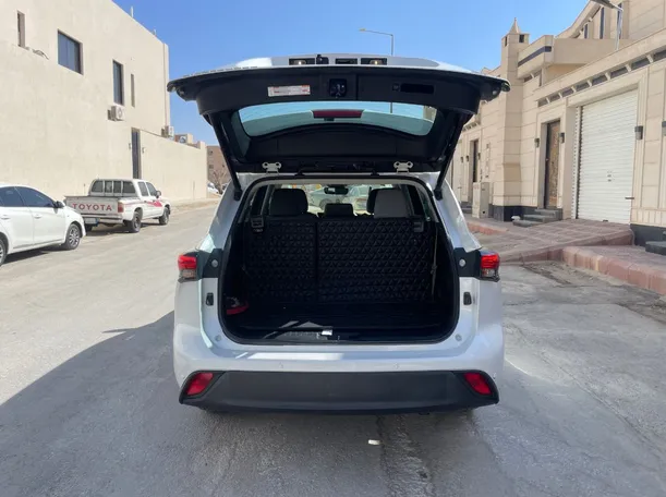 Car image 22