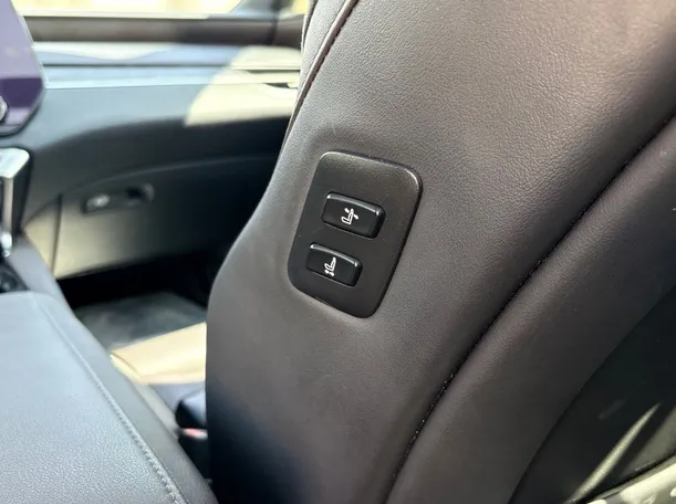 Car image 27