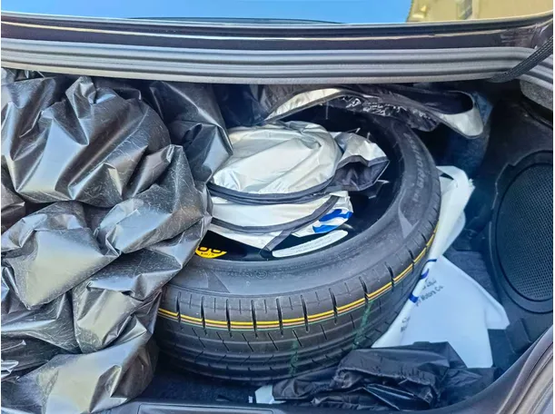 Car image 30