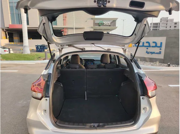 Car image 22