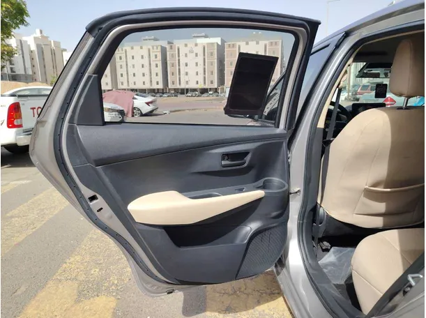 Car image 14