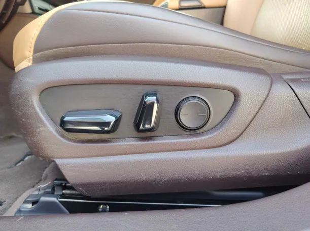 Car image 30