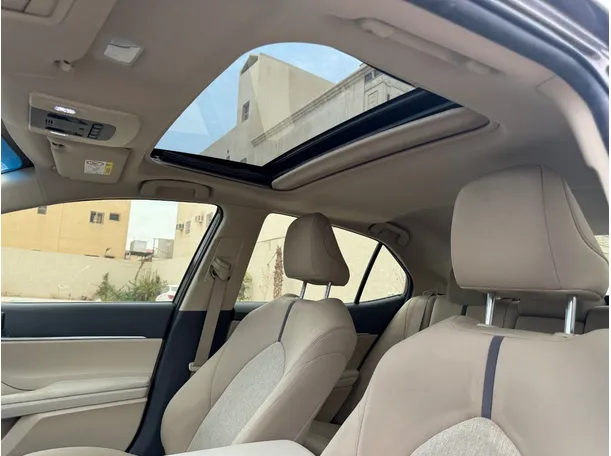 Car image 14