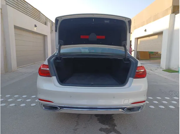 Car image 19