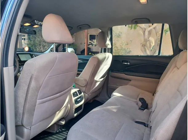 Car image 15