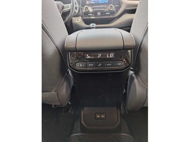 Car image 30