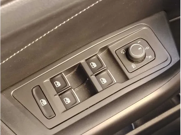 Car image 32