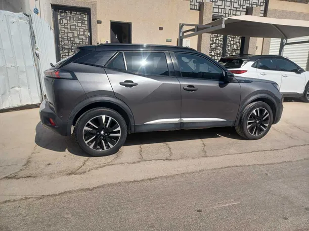 Car image 4