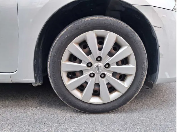 Car image 9
