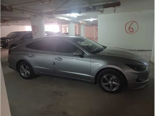 Car image 4