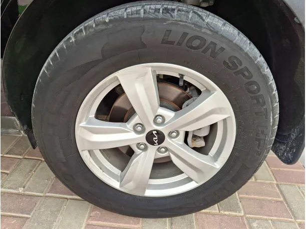Car image 9