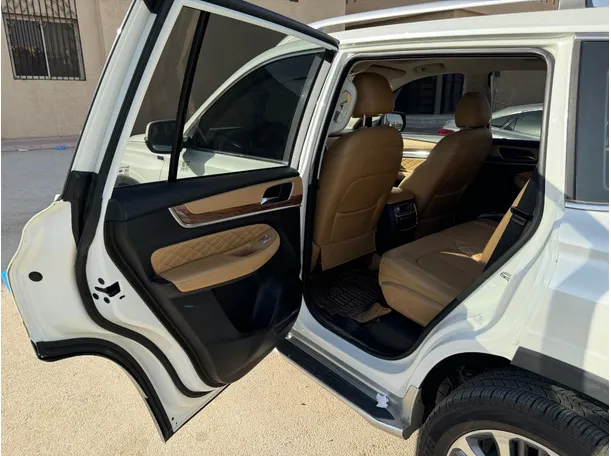 Car image 13