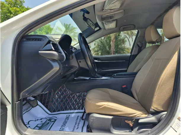 Car image 12