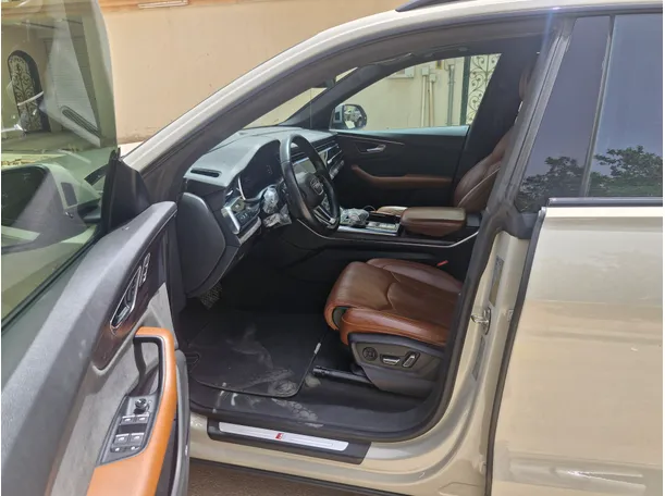Car image 12