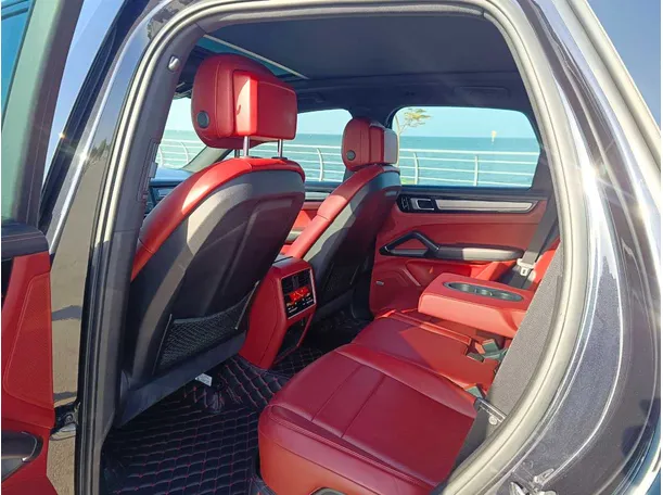 Car image 19