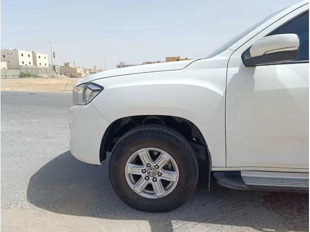 Car image 9