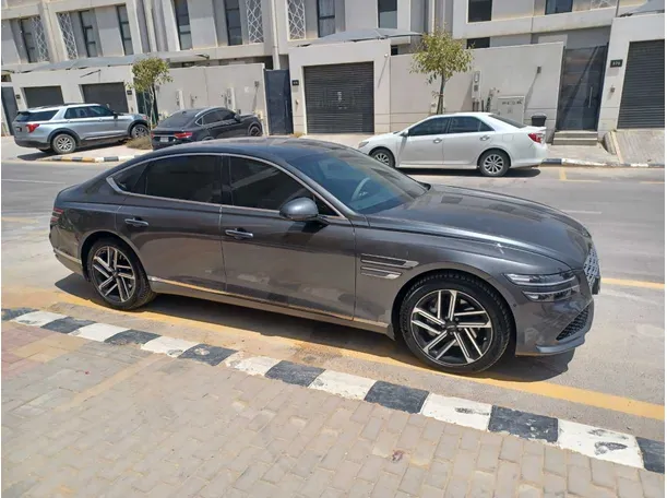 Car image 4