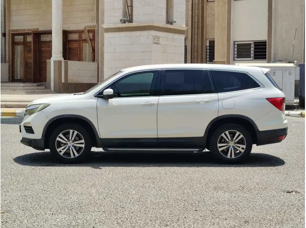 Car image 8