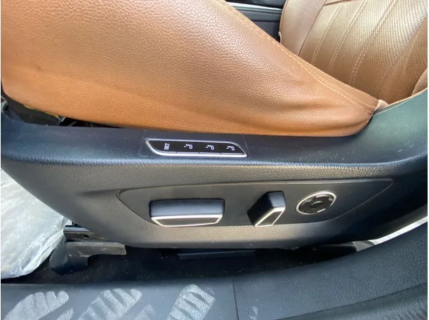 Car image 30