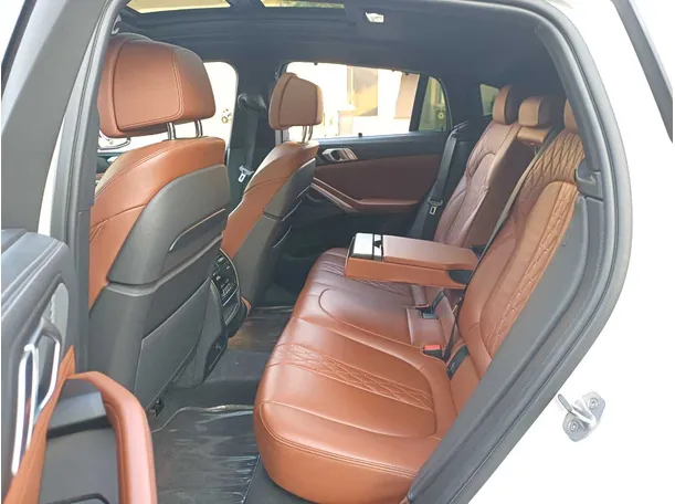 Car image 13
