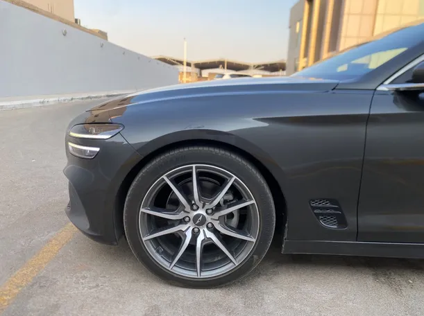 Car image 9