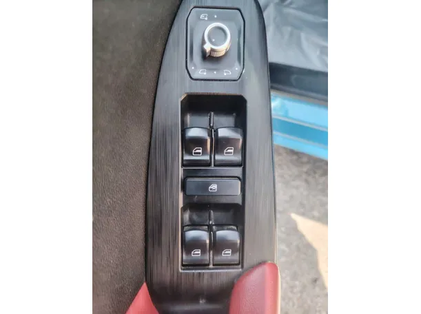 Car image 29