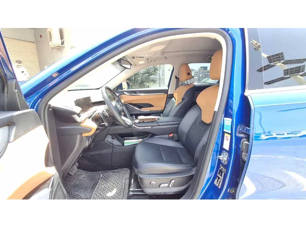 Car image 12