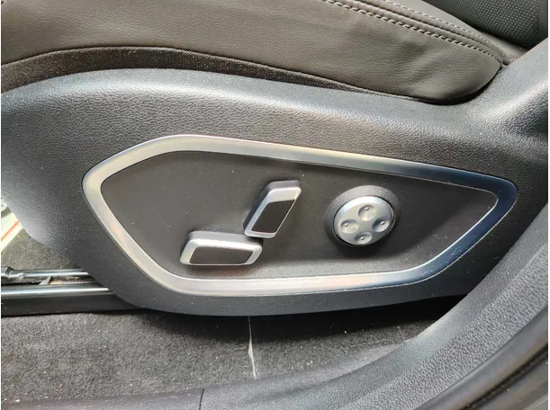 Car image 40