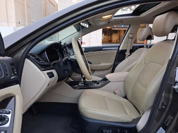 Car image 12