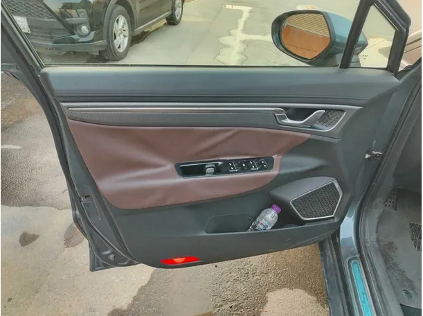 Car image 11