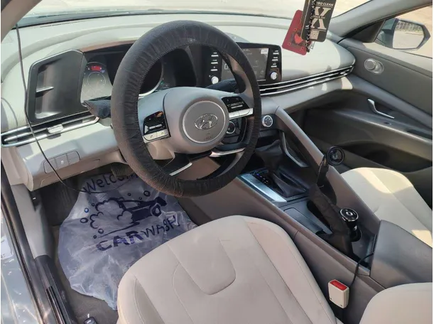 Car image 12