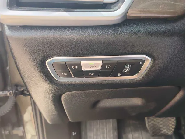 Car image 30