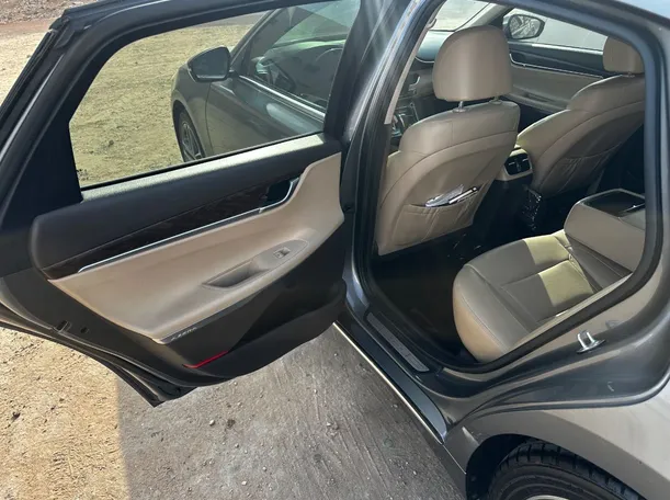 Car image 13