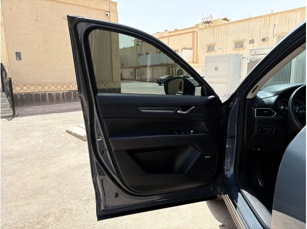 Car image 10