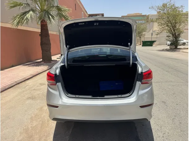 Car image 19